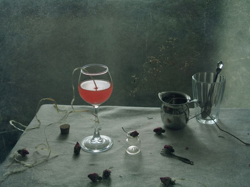 С алой жидкостью и розамиphoto preview