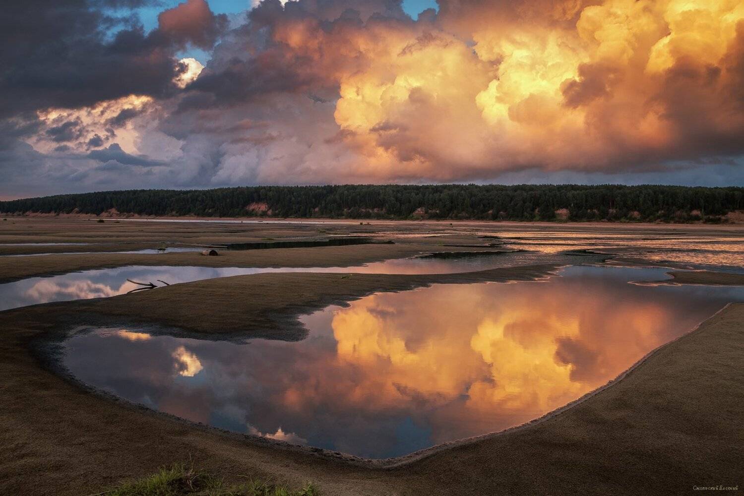 Пламя небес. Автор: Смольский Евгений закат, облака, река, пляж, отражение, лето, песок, небо, вечер, Смольский Евгений