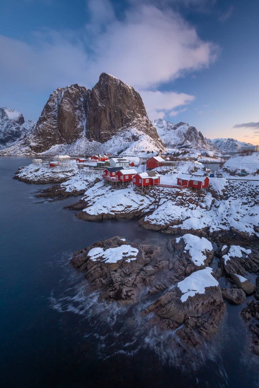 Red Robuer houses of Lofoten. Автор: Adrian Szatewicz winter,lofoten,hamnoy,norway,norwegian,robuer,red houses,sea,sea shore,sunrise,mountains,north,, Adrian Szatewicz