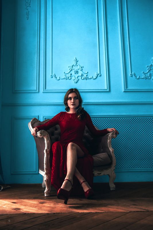 девушка, кресло, платье, красное, глаза, голубой Лизаphoto preview