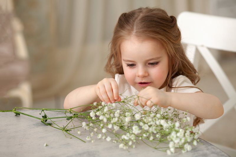 девочка, фотография, цветы, фото, весна, белый Девочка за столомphoto preview