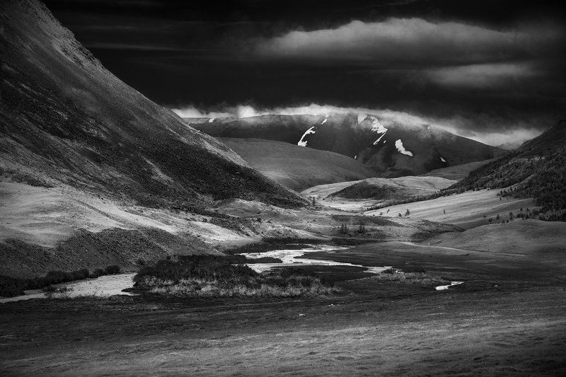 пейзаж, природа, горы, высокогорье, вершина, долина, ущелье, высота, алтай, сибирь, путешествие, туризм, склон, далекий, красивая, суровая, чб, чернобелый, Тархатаphoto preview