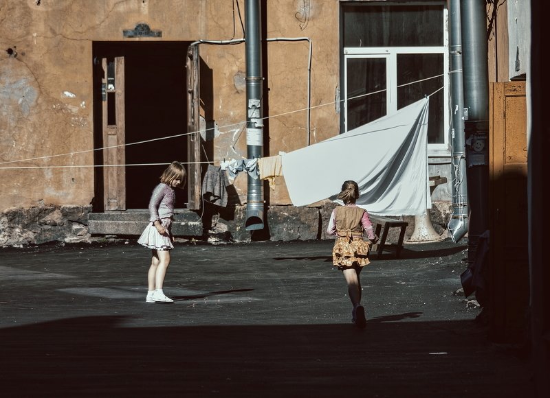 двор, девочки, детвора, дети, детство детствоphoto preview