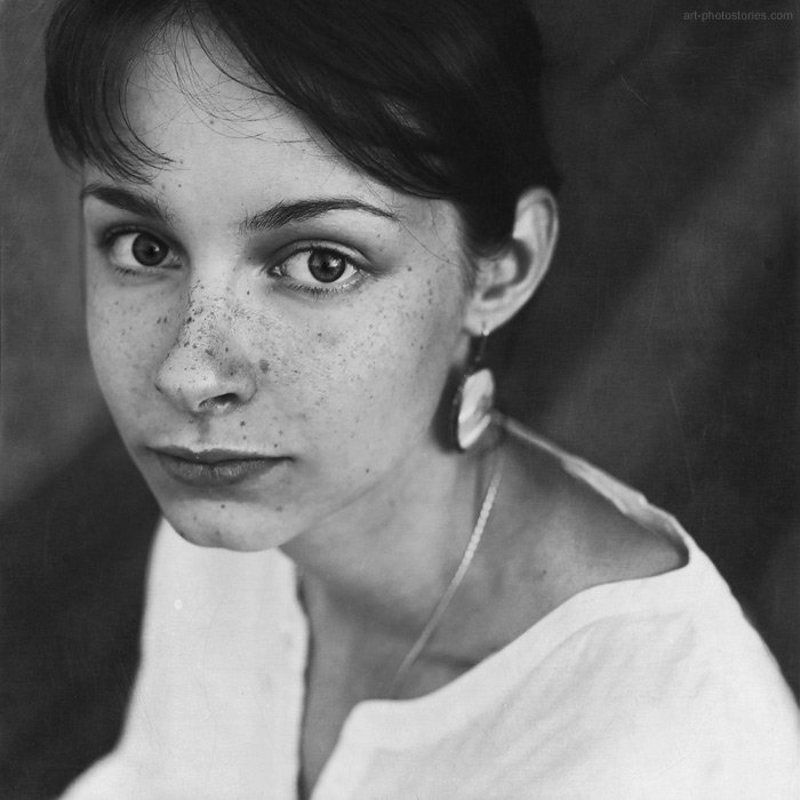 Девушка в белой рубашкеphoto preview