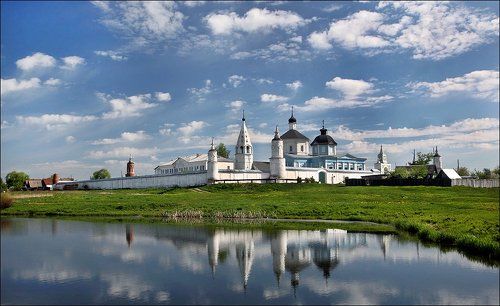 Под голубыми небесами.
