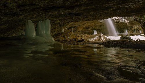 В НЕДРАХ ВОДОПАДА