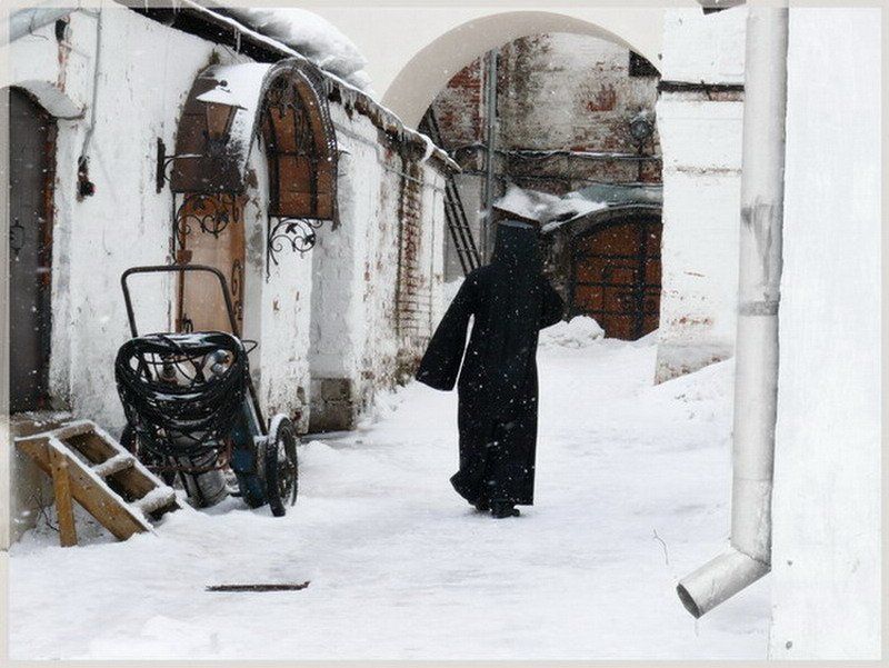 монах, сергиев посад, будни, снег, монастырь, зима Будни монахаphoto preview