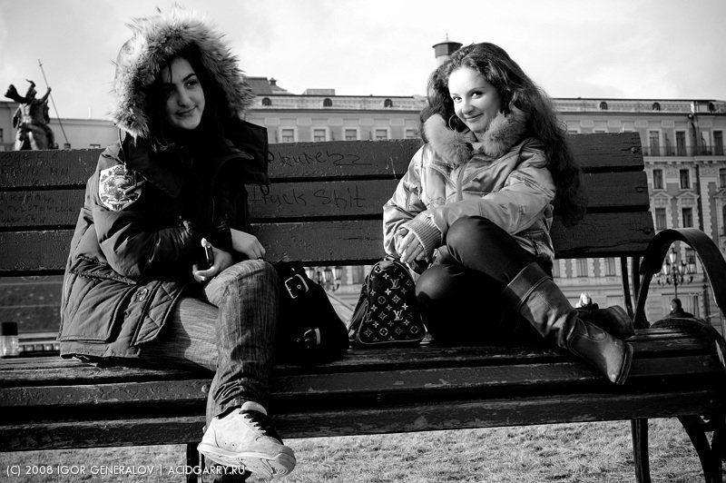 девушки манеж лавочка посиделки город жанр Присели отдохнутьphoto preview