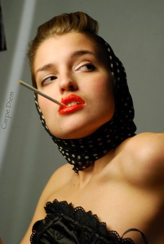 девушка, сигарета, курить, краснвая помада, платок Огонька не найдется?photo preview