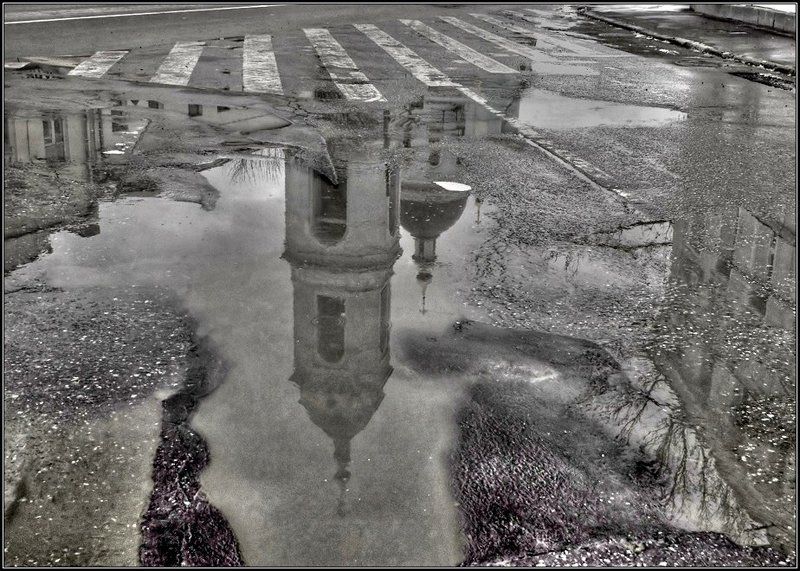 весна, отражение, лужа, церковь Жизнь в отражениях_2 ч/бphoto preview