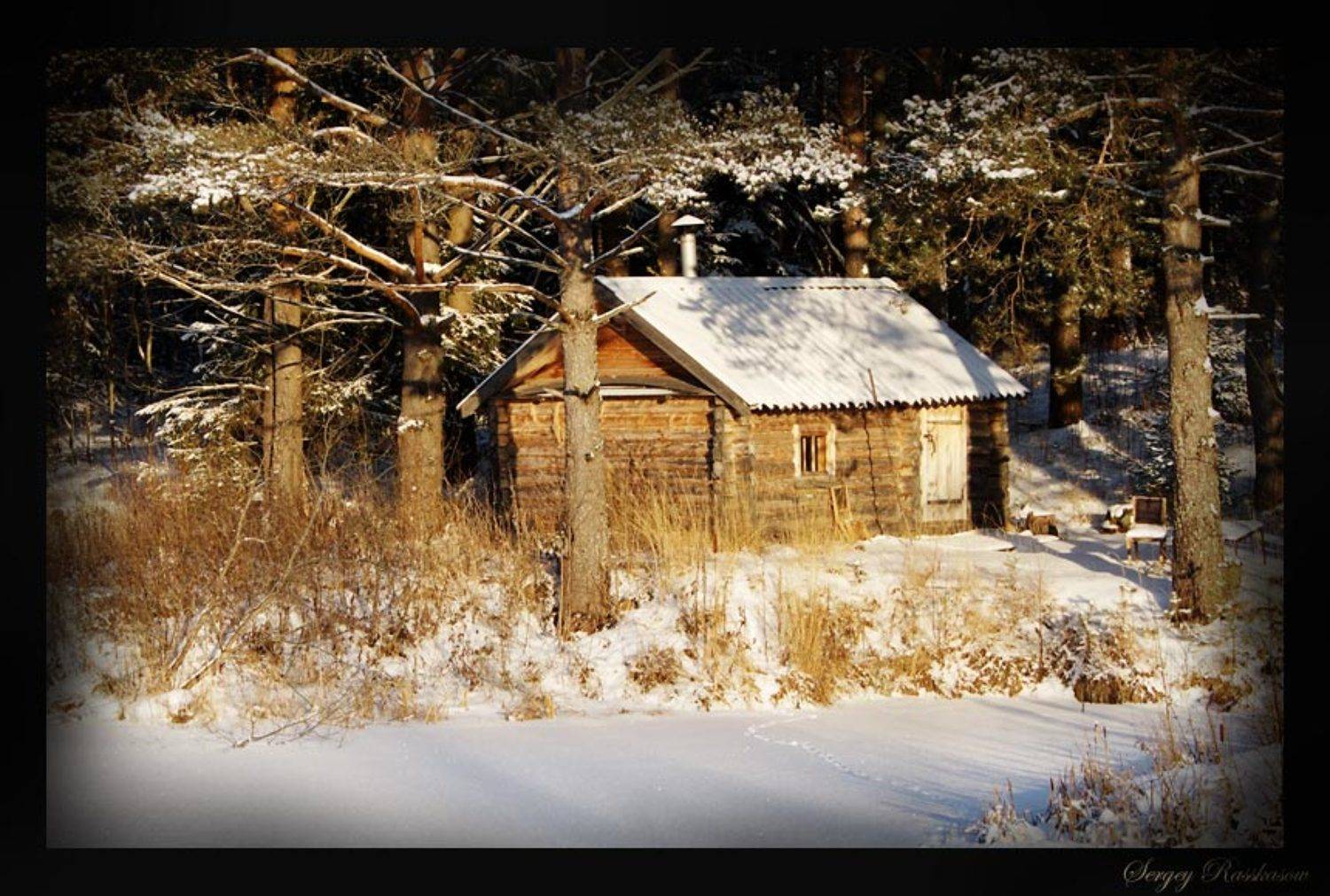 В ожидании... Автор: Сергей Рассказов снег, зима, домик, деревня, сугробы, баня, сосны, лес, Сергей Рассказов