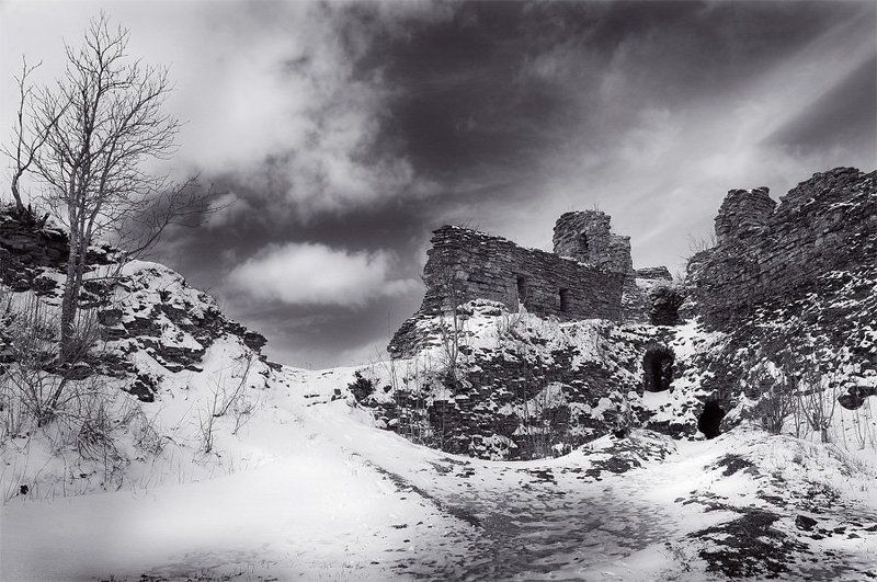 крепость капорье,облака,снег Бастион давно разрушенphoto preview