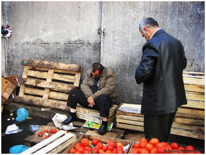 рынок, люди, помидоры Усталphoto preview