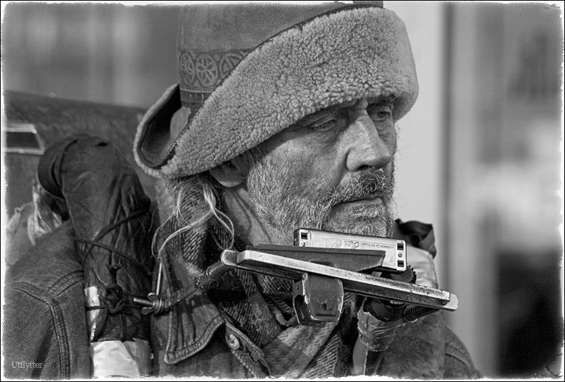 Уличный музыкантphoto preview