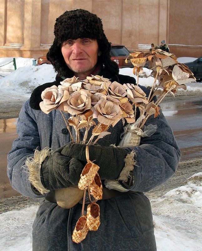 Мастер по изготовлению цветов из бересты, и не только цветов.photo preview