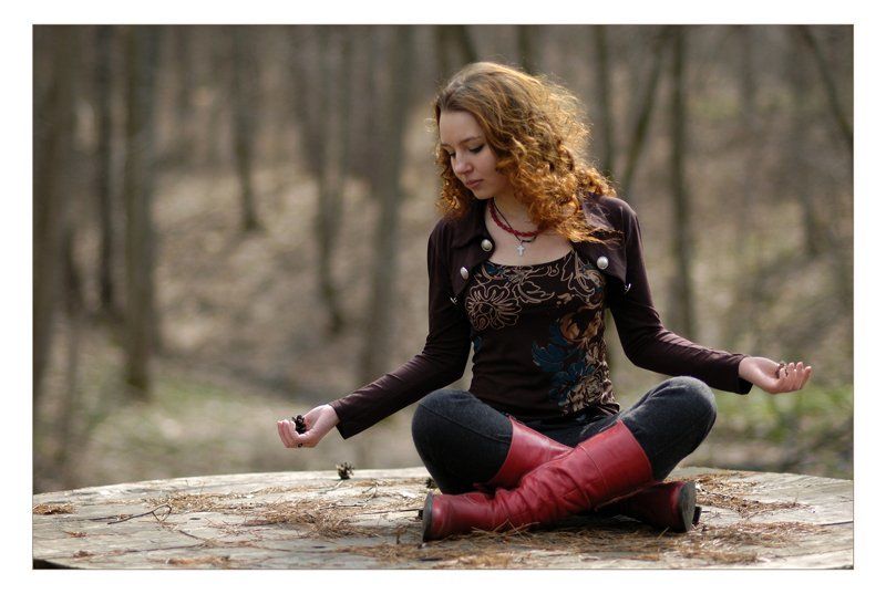 девушка, шишки, стол этюд с шишками:)photo preview