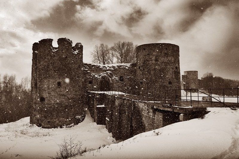 крепость копорье,лес,облака,время,снег В снежном молчанииphoto preview