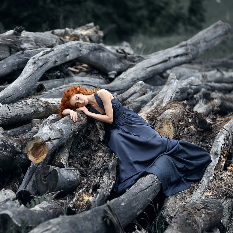 бревна, рыжая девушка, девушка на бревнах, голые бревна, серое платье, закрытые глаза photo preview