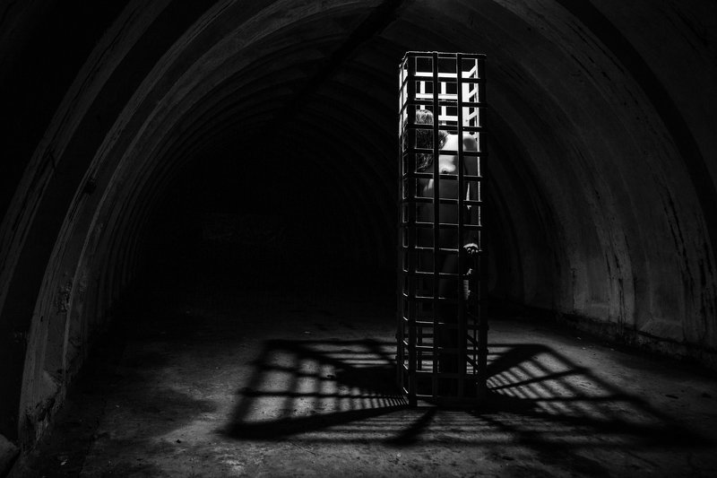 клетка, одиночество, женщина, девушка, черно-белое Одиночествоphoto preview