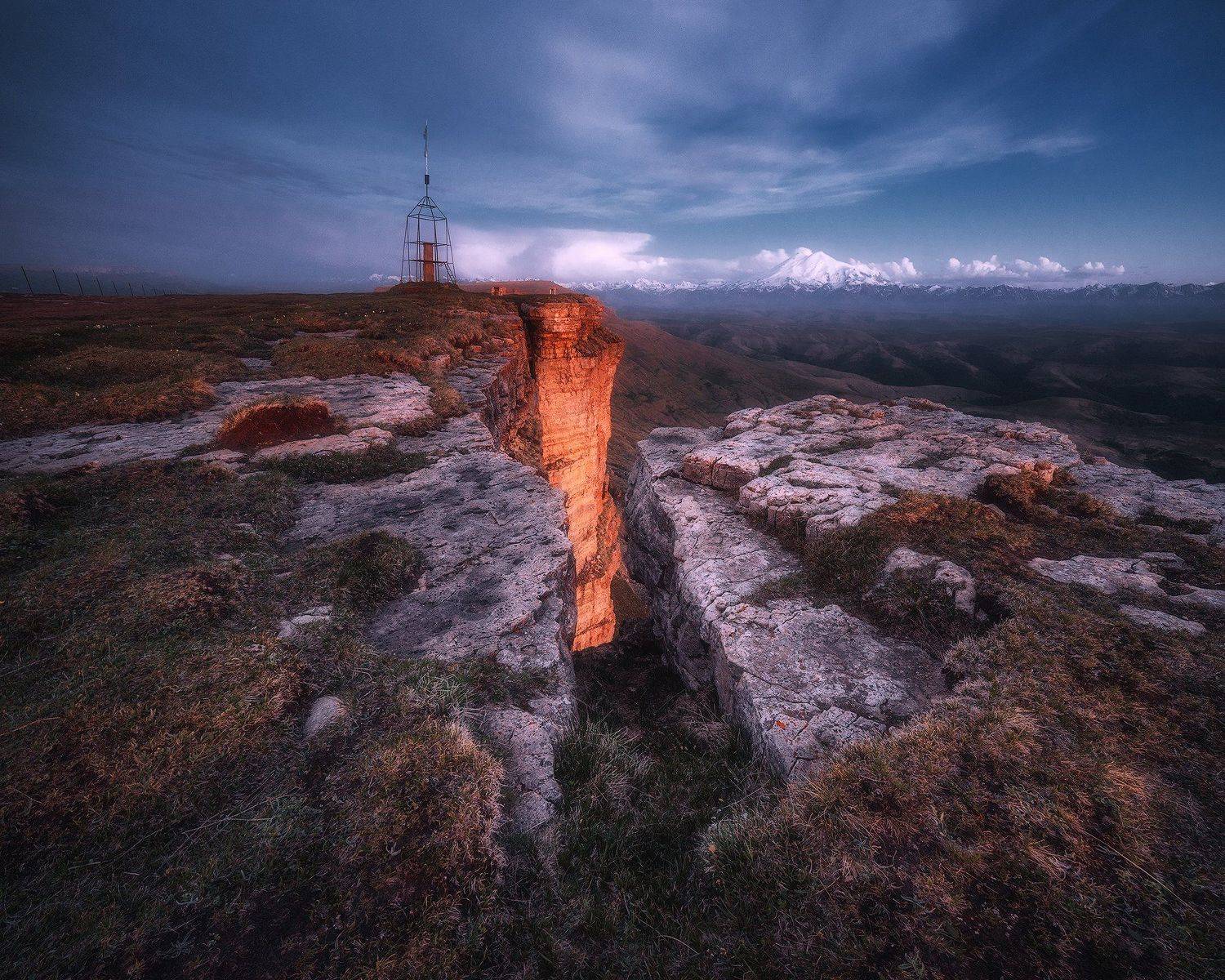 На страже вечности. Автор: Tania Leschinskaya закат, горы, плато, кавказ, пейзаж, карачаево-черкесия, бермамыт, эльбрус, Tania Leschinskaya