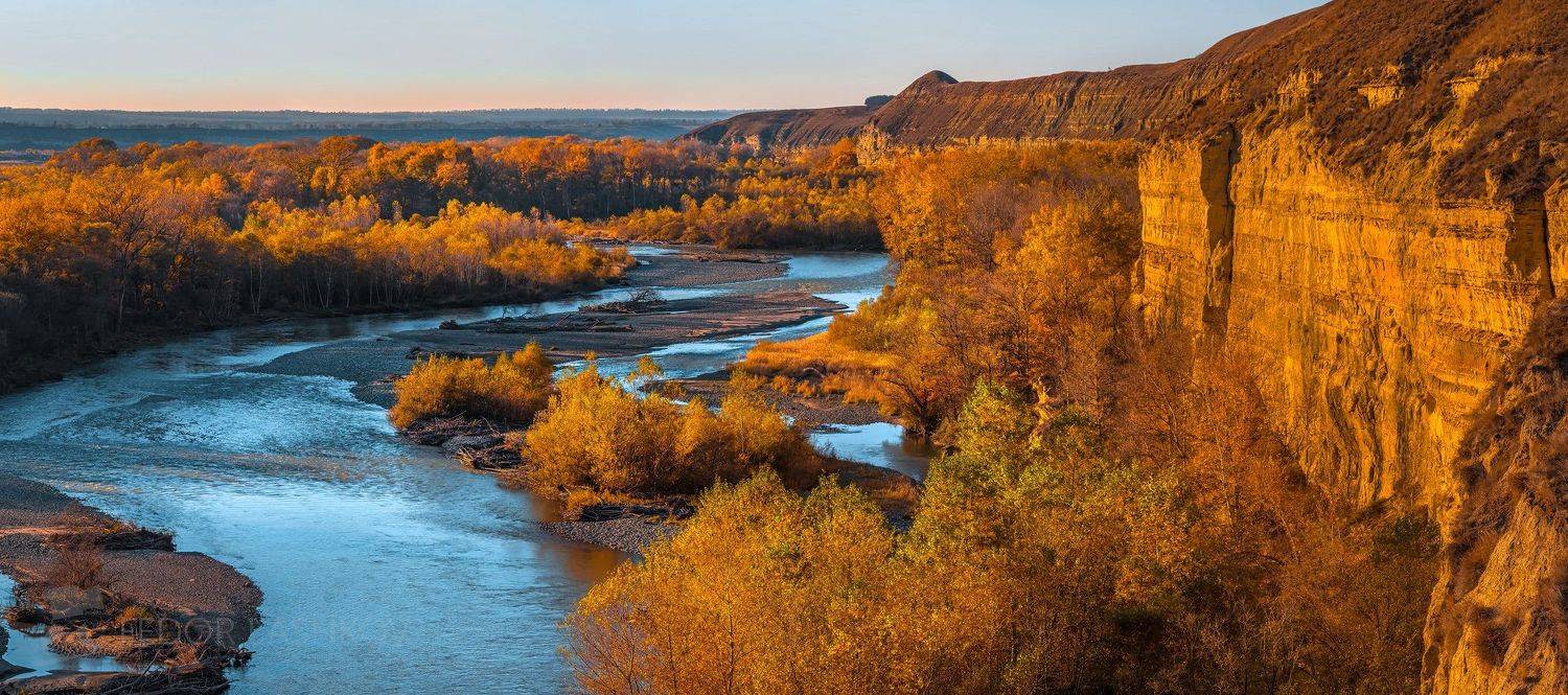 Осень на реке Кубань. Автор: Лашков Фёдор ставропольский край, ставрополье, река, кубань, осень, закат, берег, обрыв, лес, вода, русло, тополь,, Лашков Фёдор