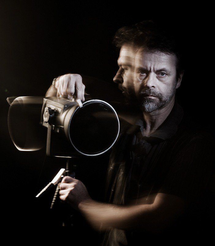 моноблок Портрет фотографа, поворачивающего моноблок влево.photo preview