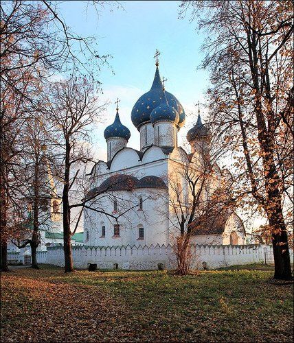В вечернем золоте.