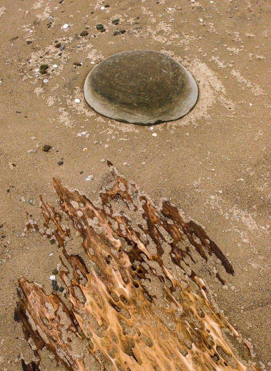 странный камень и затонувший корабль. Автор: Надежда Звягина / New Zealand , Надежда Звягина / New Zealand