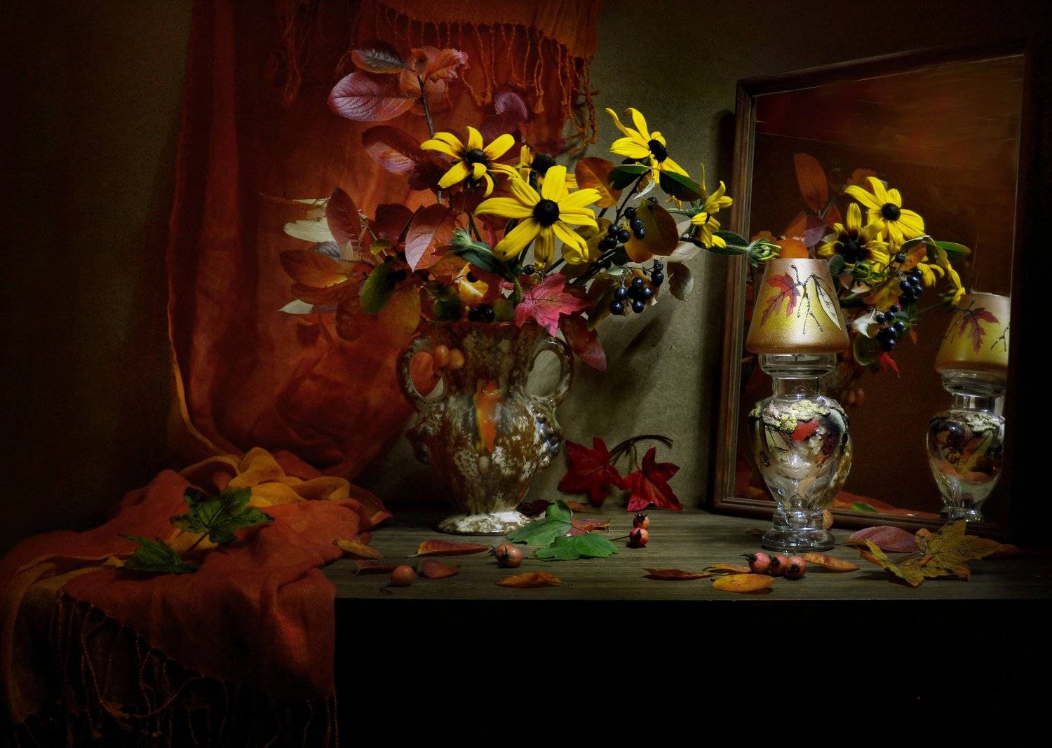 В октябрь вхожу и в позолоте листьев.... Автор: Колова Валентина still life, натюрморт,цветы, рудбекия,чёрная рябина, фото натюрморт, стихи, сентябрь, осень,кленовые листья, Колова Валентина