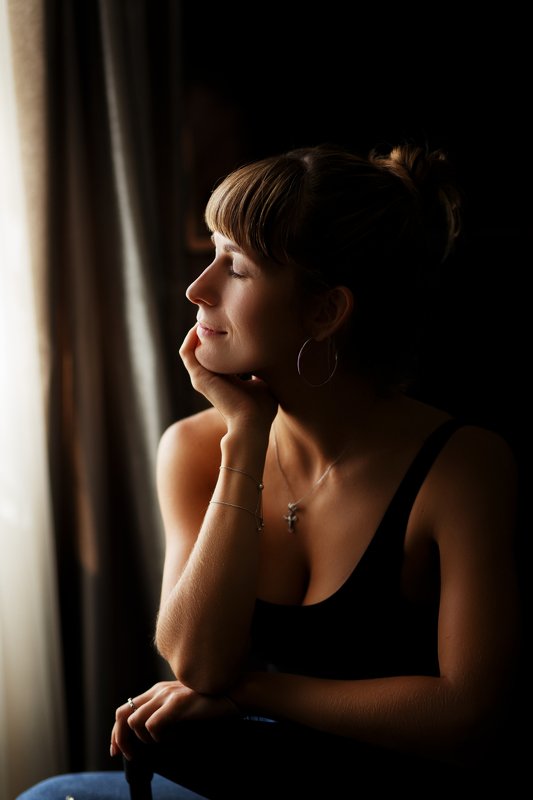 женскийпортрет, низкийключ, рукивкадре, дневнойсвет Juliaphoto preview