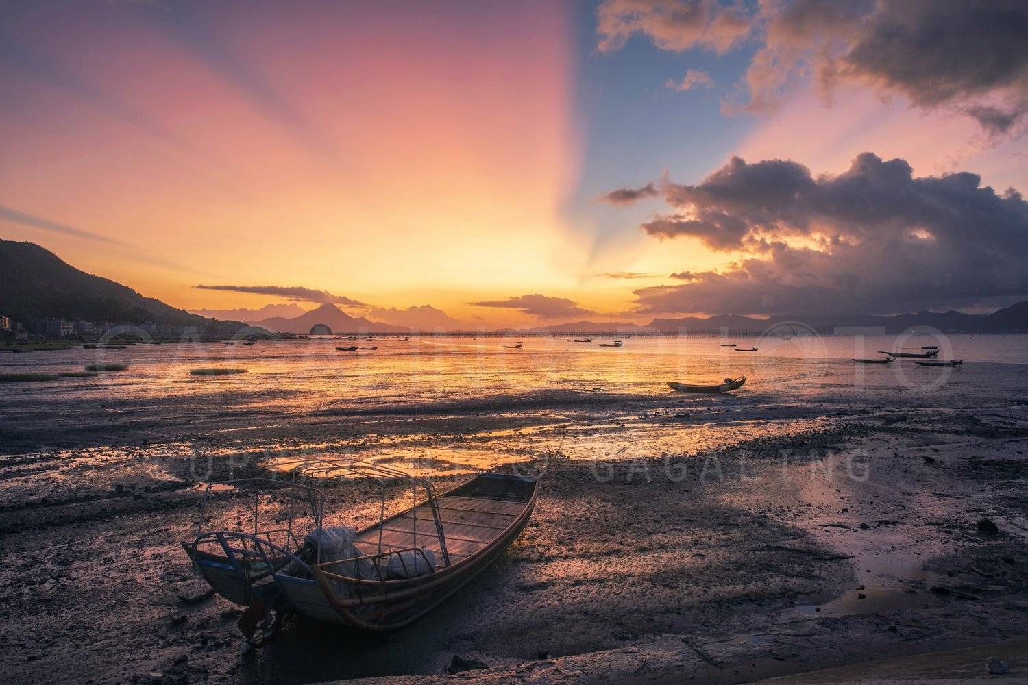 Крылья ангела. Автор: GA Galing море, свет, тень, рыбацкая лодка,, GA Galing