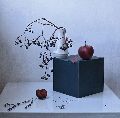 На синем кубе