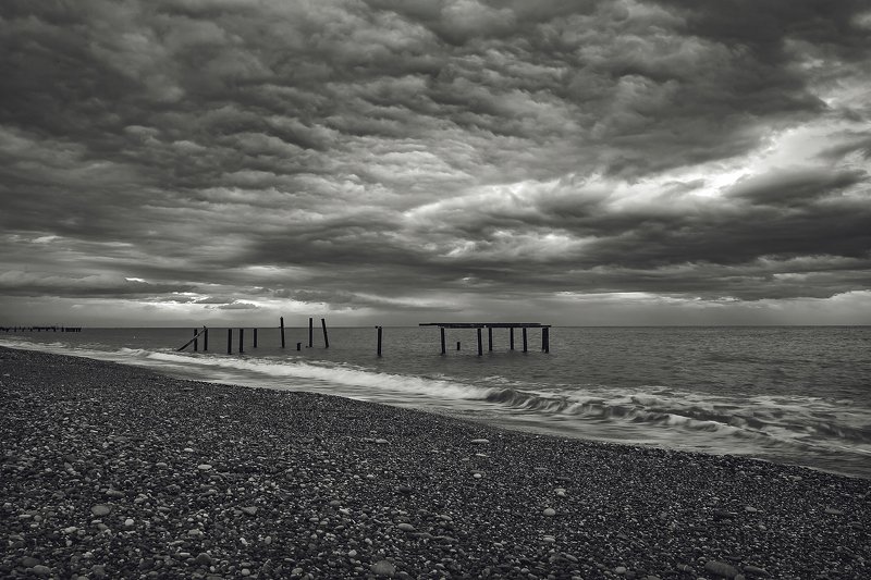Пляж, вечер, закат, волны, море, пирс, облака, тучи, горизонт Безмолвный пляжphoto preview
