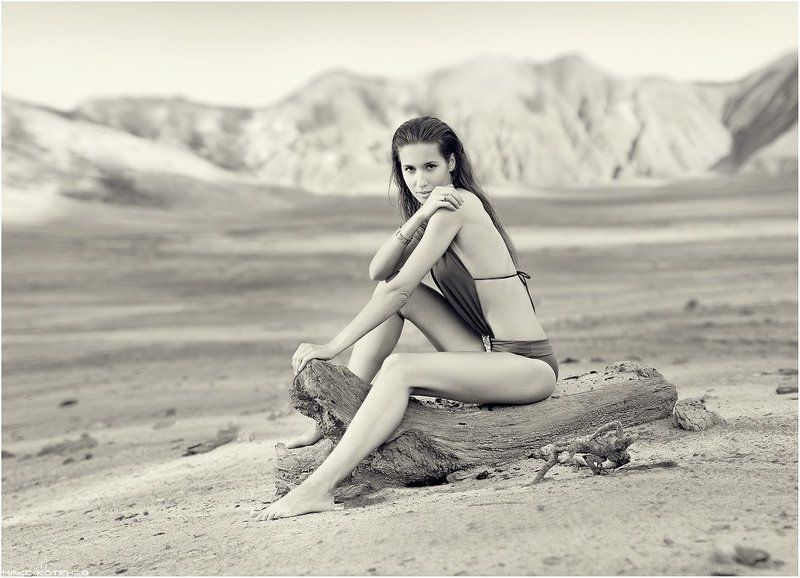 девушка вспоминая мореphoto preview