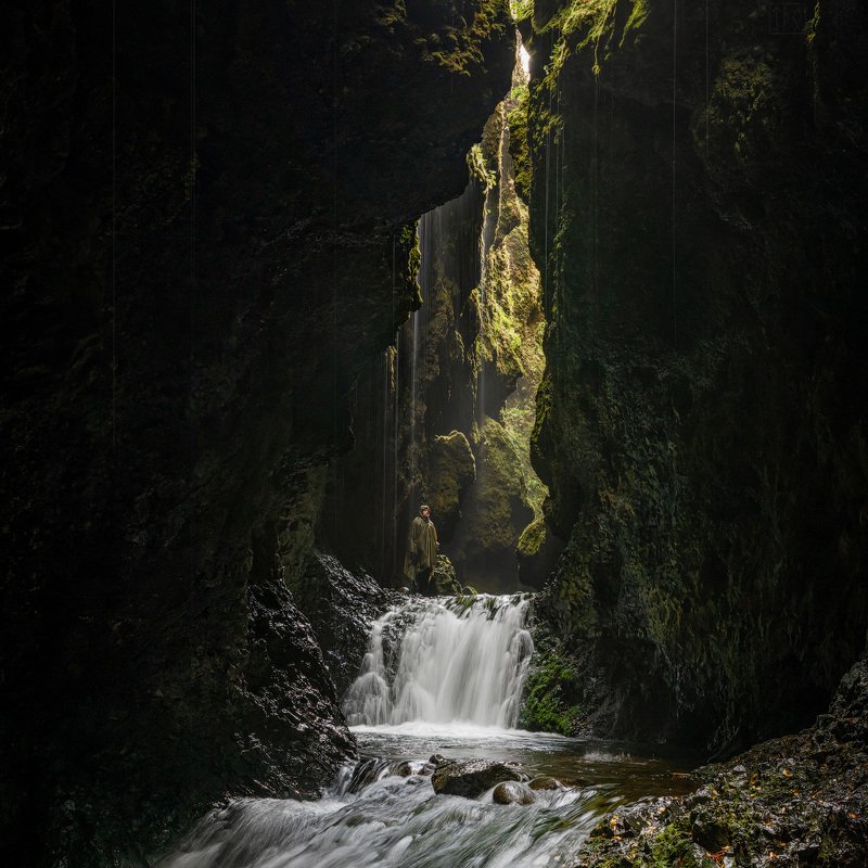 исландия, водопад, iceland, waterfall, foss, пещера, cave, каньон, canyon Зелёный человекphoto preview