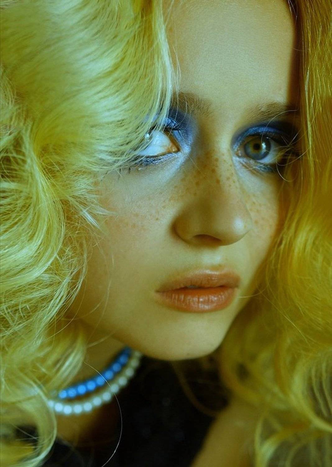 Женский портрет, яркий макияж, Космос, космическая съемка, space, surrealism, сюрреализм, сюрреалистичная фотография, идеи для фотосессии, необычные фотографии, fashion editorial, Ирина Майер