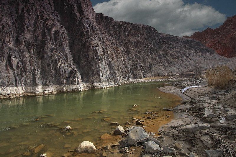 каньон, река, камни Чёрно-красные скалы и зелёная вода .photo preview
