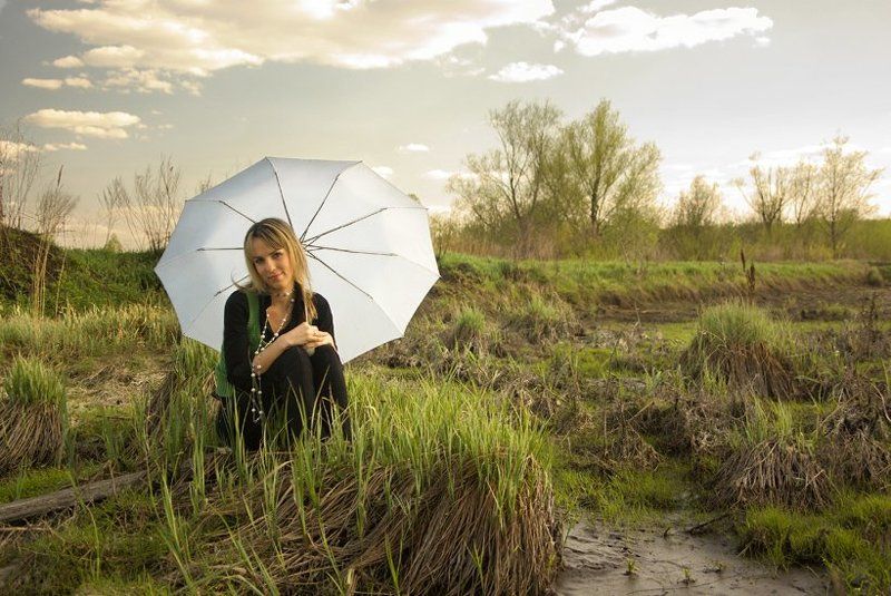 болото, девушка, зонтик Портрет на болотеphoto preview