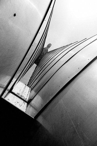 Я достаю из широких штанин...