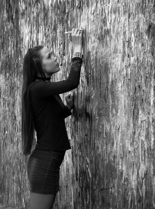 девушка, незнакомка, рисунки на стене Рисующая между строкphoto preview