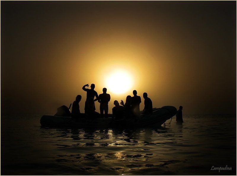 Семеро в лодке, не считая фотографа)))photo preview