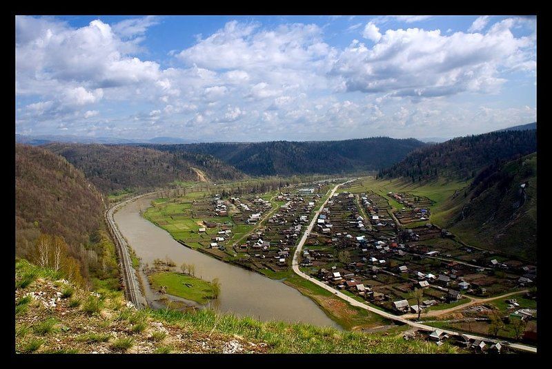 три дороги: автомобильная, ж/д и водная магистраль. три путиphoto preview