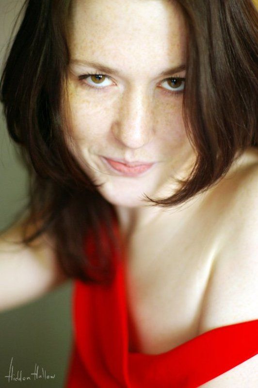 девушка, портрет, красное, настроение Игривое Настроениеphoto preview