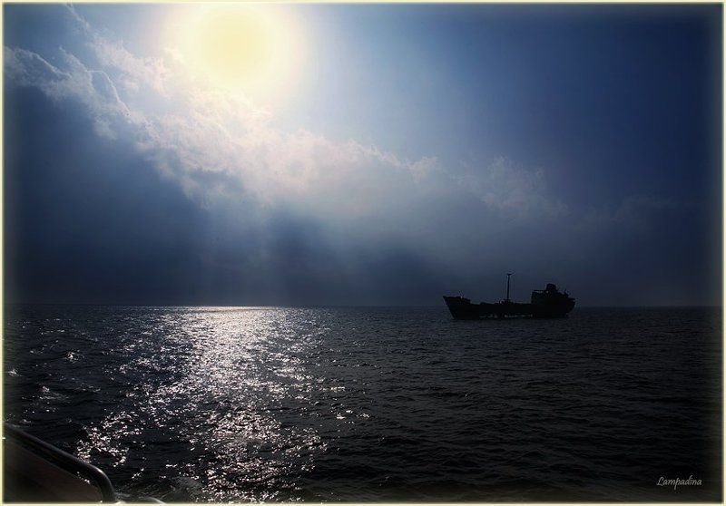 налетевший на риф, катастрофа, разрушение, красное море, судан Справа по борту беда...photo preview