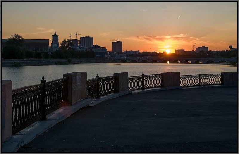 Суровый Челябинский закат на реке Миасс. Тёме Кодолову посвящается :-)photo preview