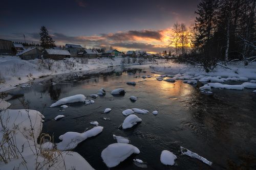 У реки