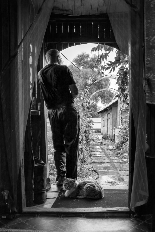 крыльцо,дождь,настроение,суббота,мужчина,кот Местами дожди...photo preview