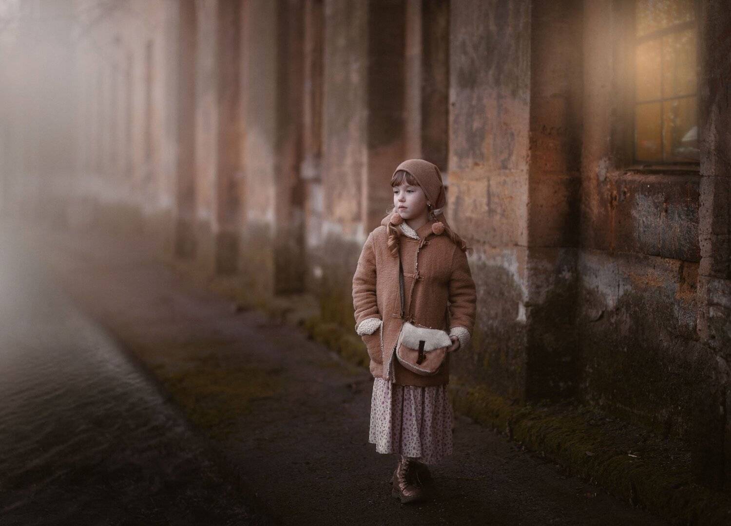 Автор: Марина Еленчук девочка детство вечер дом одиночество грусть непогода пасмурно лужа прогулка ребенок, Марина Еленчук