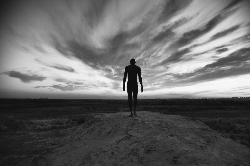 ЧБ закат человек одиночество Уходящая натураphoto preview