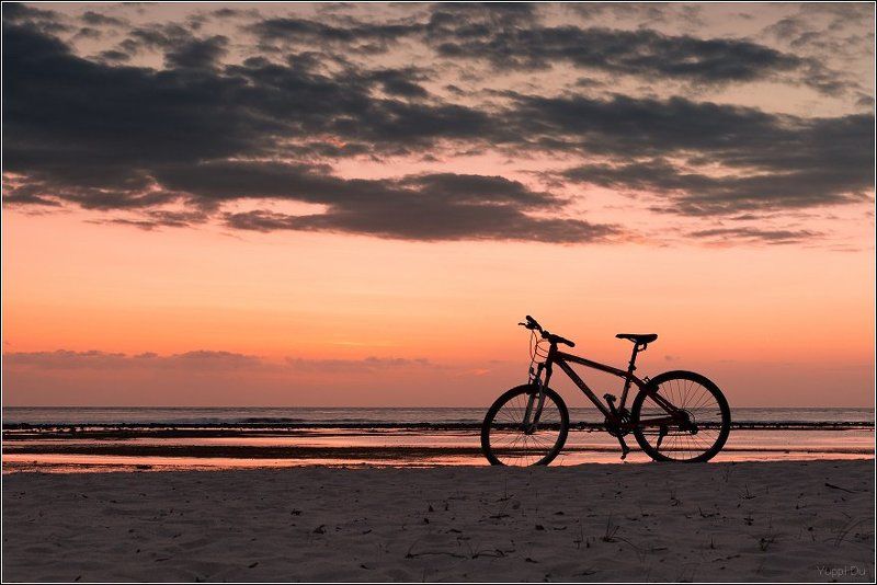 Индонезийский вечерний пейзаж с велосипедомphoto preview